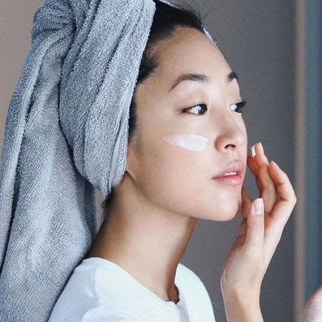 6 bí kíp nằm lòng để da khỏe đẹp khi đeo khẩu trang: Ưu tiên kem dưỡng