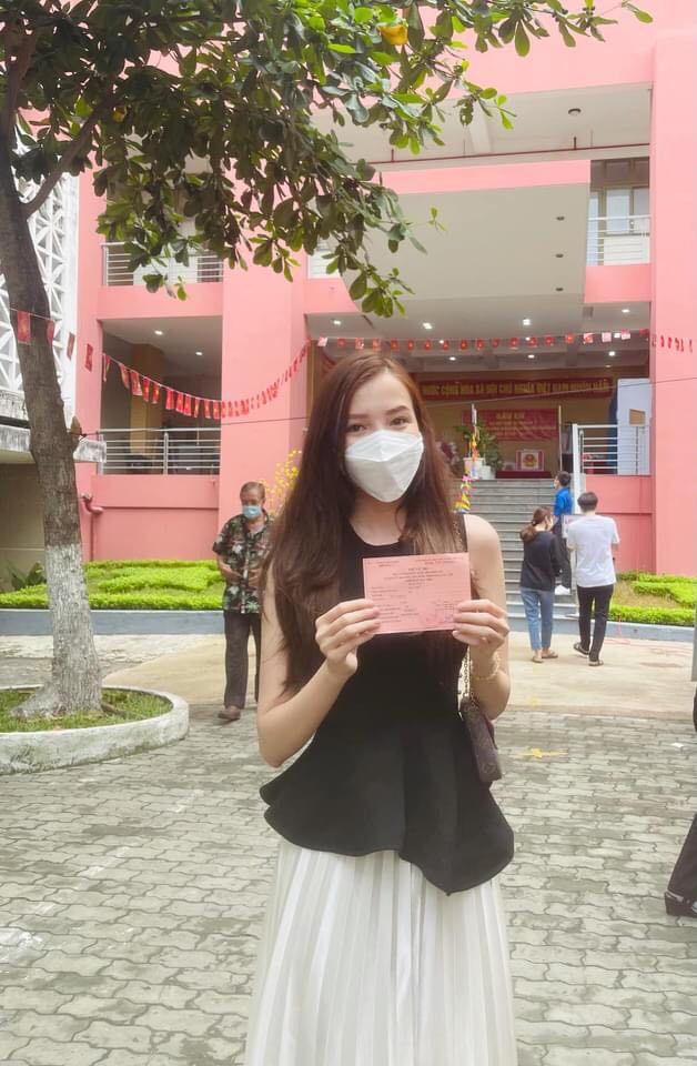 Gia đình Thúy Diễm, Hoa hậu Tiểu Vy và nhiều sao Việt nô nức đi bầu