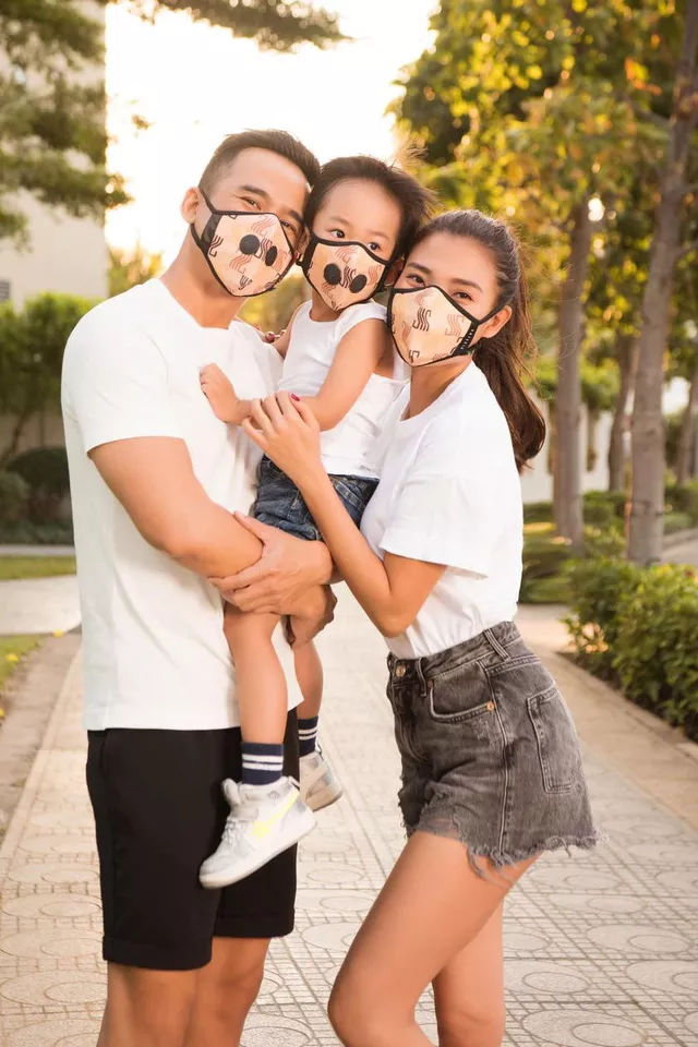 Gia đình Thúy Diễm, Hoa hậu Tiểu Vy và nhiều sao Việt nô nức đi bầu