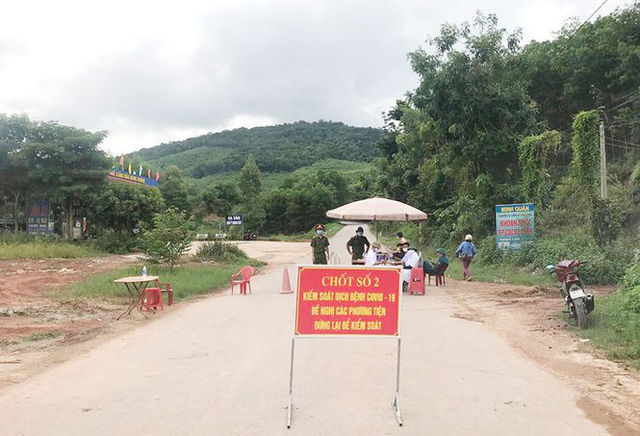 Ấm lòng bà con vùng phong tỏa nuôi nhau trong đại dịch Covid