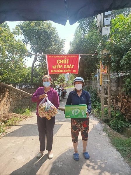 Ấm lòng bà con vùng phong tỏa nuôi nhau trong đại dịch Covid