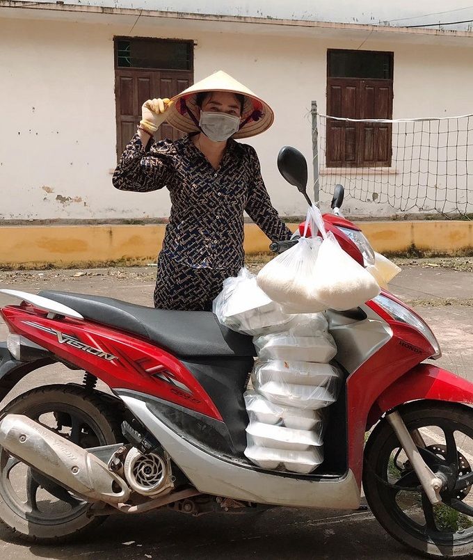 Ấm lòng bà con vùng phong tỏa nuôi nhau trong đại dịch Covid
