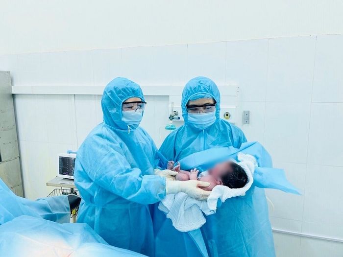 Ấm lòng: Em bé chào đời khỏe mạnh trong khu cách ly ở Lào Cai