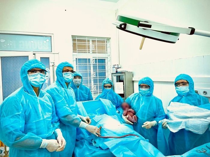 Ấm lòng: Em bé chào đời khỏe mạnh trong khu cách ly ở Lào Cai