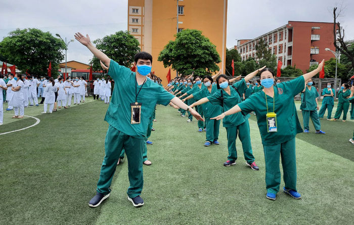 Ấm lòng mùa dịch: Quảng Ninh cử 200 y, bác sĩ sang hỗ trợ Bắc Giang