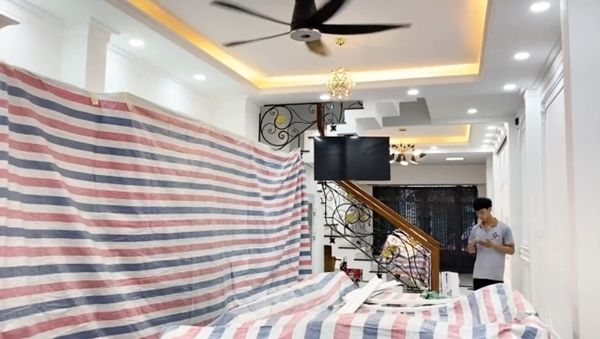 Hồ Bích Trâm trách ông xã chụp 300 tấm ảnh cưới ổng ngủ hết 299 tấm