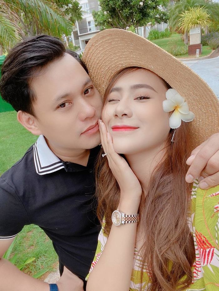 Hồ Bích Trâm trách ông xã chụp 300 tấm ảnh cưới ổng ngủ hết 299 tấm