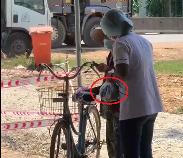 Bà cụ 87 tuổi đạp xe chở bình nước, bịch cam tiếp viện chống dịch