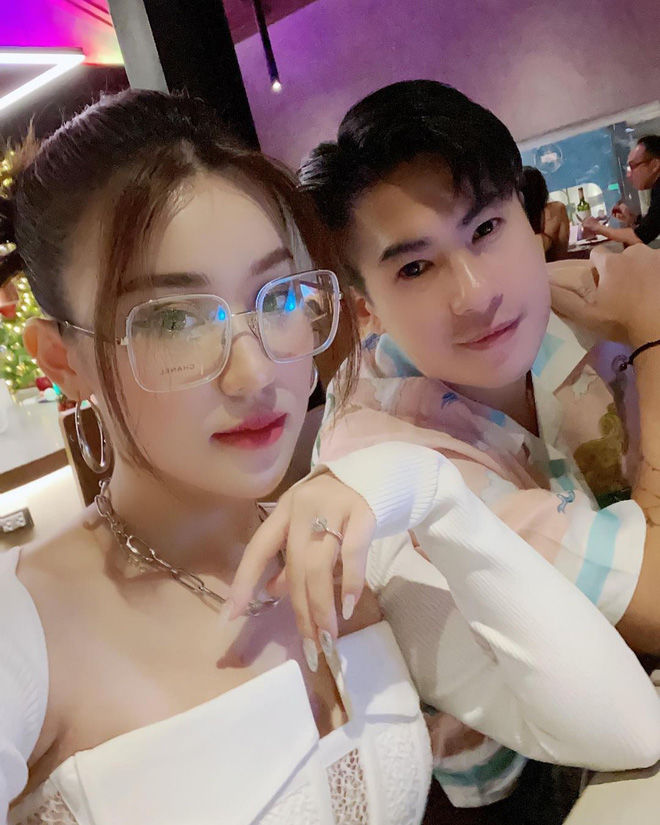 Bà Hằng có 2 viên kim cương to bằng hột mít, đại gia khác cũng chả vừa