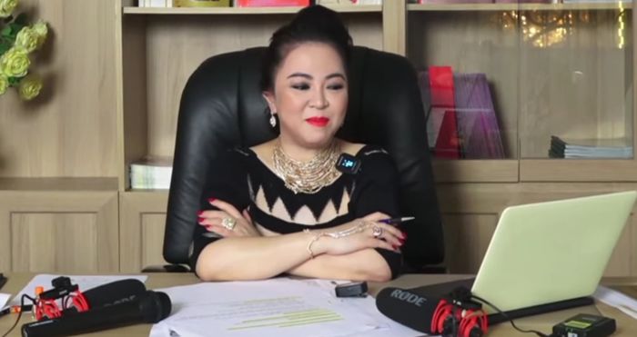 Bà Hằng đáp trả vợ Hoài Linh: Vợ trong mơ mà đòi thông cảm cho tôi