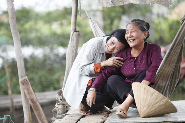 Bà ngoại quốc dân bị ngã cầu thang, nứt xương sống
