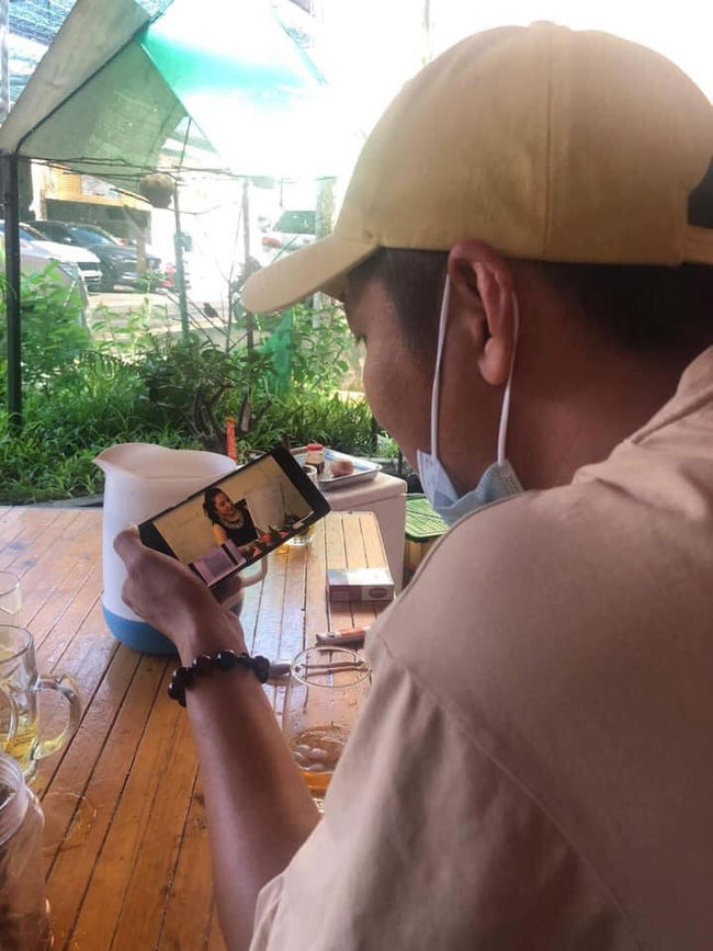 Book livestream liên tục, dân tình vẫn lót dép hóng bà Phương Hằng