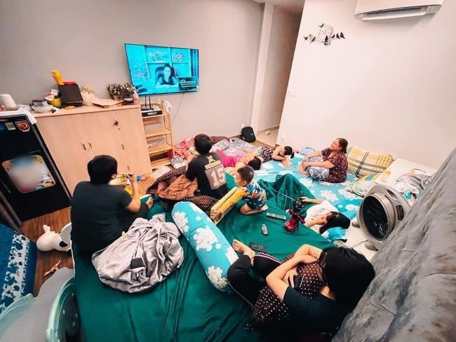 Book livestream liên tục, dân tình vẫn lót dép hóng bà Phương Hằng