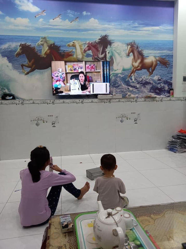 Book livestream liên tục, dân tình vẫn lót dép hóng bà Phương Hằng