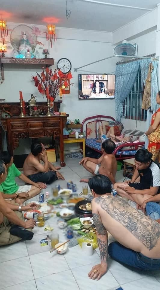 Book livestream liên tục, dân tình vẫn lót dép hóng bà Phương Hằng