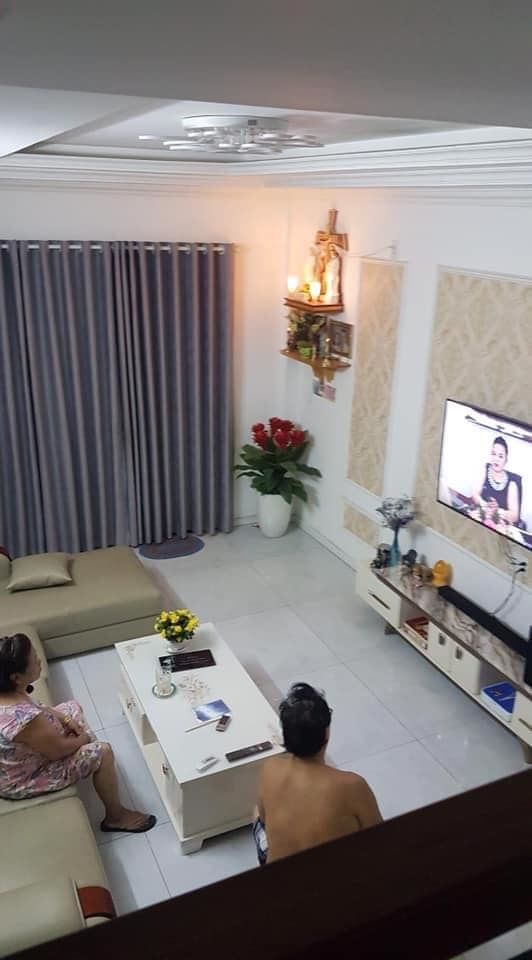 Book livestream liên tục, dân tình vẫn lót dép hóng bà Phương Hằng