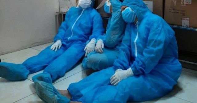 Bắc Ninh: 3 nữ nhân viên y tế kiệt sức, ngất xỉu khi làm nhiệm vụ