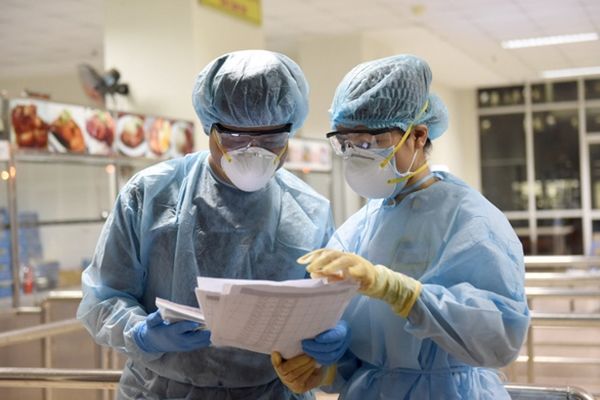 Bạn của mẹ sang nhà chơi 30 phút, con 2 tuổi đã dương tính Covid-19
