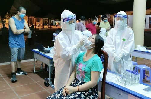 Bạn của mẹ sang nhà chơi 30 phút, con 2 tuổi đã dương tính Covid-19