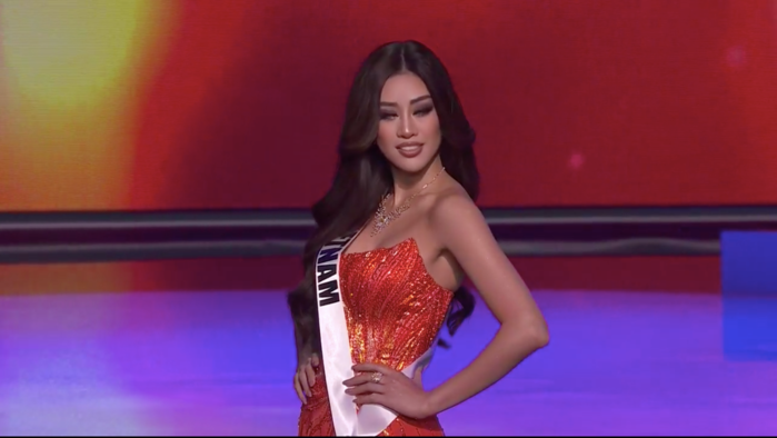 Khánh Vân diện váy Hừng đông thắp sáng Bán kết Miss Universe 2020