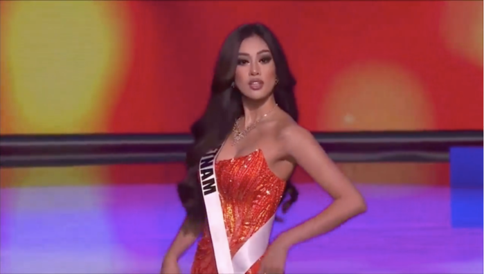 Khánh Vân diện váy Hừng đông thắp sáng Bán kết Miss Universe 2020