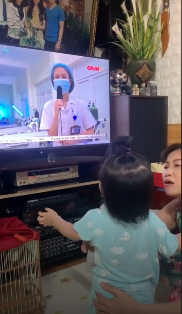 Bé gái bật khóc khi thấy mẹ là bác sĩ chống dịch xuất hiện trên TV