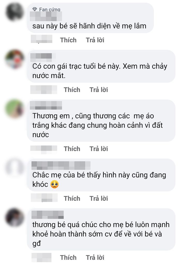 Bé gái bật khóc khi thấy mẹ là bác sĩ chống dịch xuất hiện trên TV