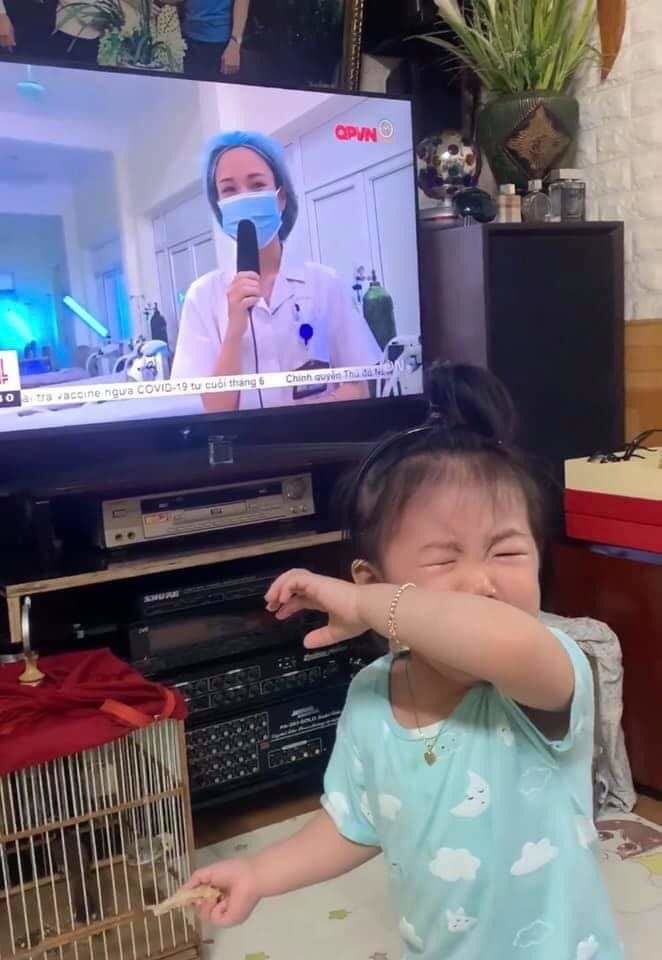 Bé gái bật khóc khi thấy mẹ là bác sĩ chống dịch xuất hiện trên TV