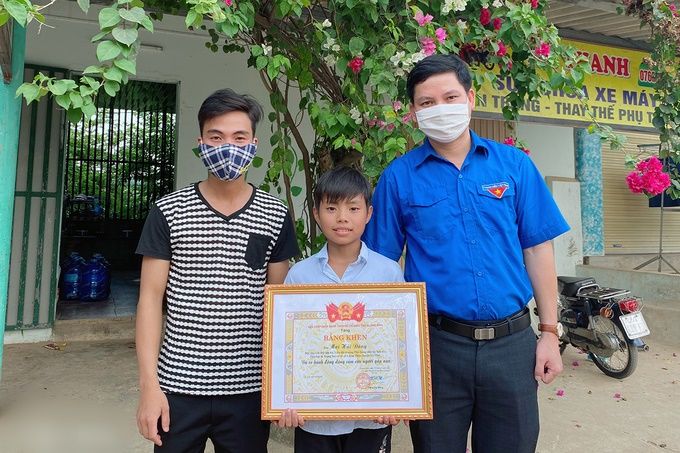 Bé trai lớp 6 dũng cảm cứu thanh niên 22 tuổi thoát cửa tử đuối nước