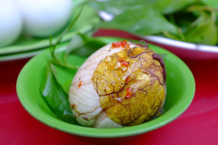 Ăn 5 trứng vịt lộn, gạt phần con qua bát người yêu, cô gái bị chia tay