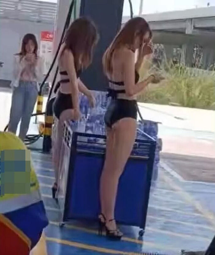 Bị phản ứng vì thuê người đẹp bikini bán xăng để tài xế bớt chán