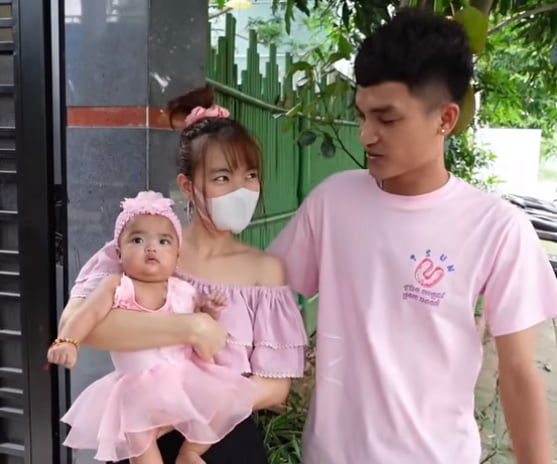 Biểu cảm siêu cưng của con gái Mạc Văn Khoa khi được bố mẹ đưa đi bơi