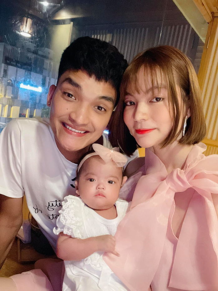 Biểu cảm siêu cưng của con gái Mạc Văn Khoa khi được bố mẹ đưa đi bơi