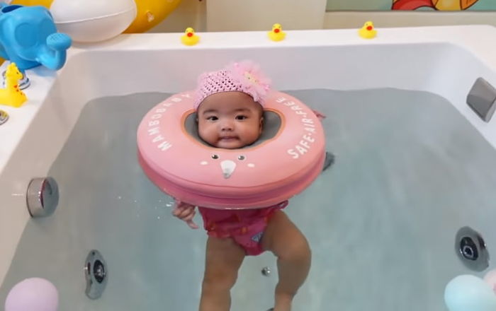 Biểu cảm siêu cưng của con gái Mạc Văn Khoa khi được bố mẹ đưa đi bơi