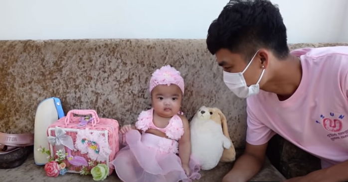 Biểu cảm siêu cưng của con gái Mạc Văn Khoa khi được bố mẹ đưa đi bơi