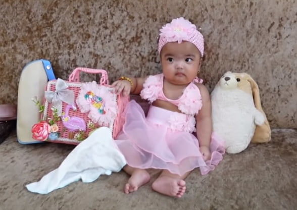 Biểu cảm siêu cưng của con gái Mạc Văn Khoa khi được bố mẹ đưa đi bơi