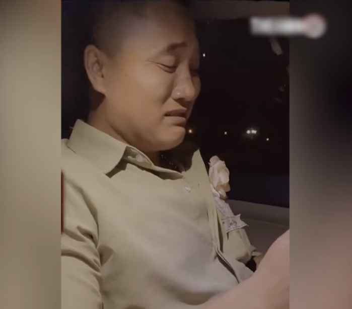 Người đàn ông mừng rơi nước mắt khi vợ thông báo 2 vạch