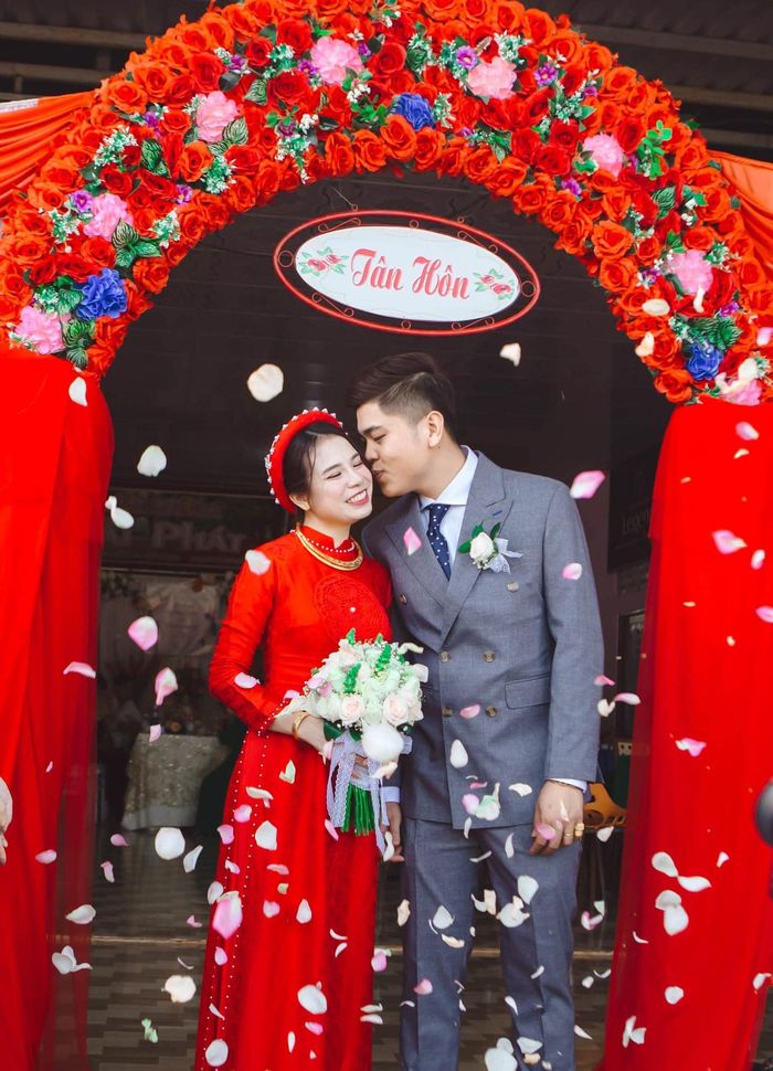 Chàng y sĩ đo thân nhiệt phát cơm sớm tối rồi cưới luôn cô gái cách ly