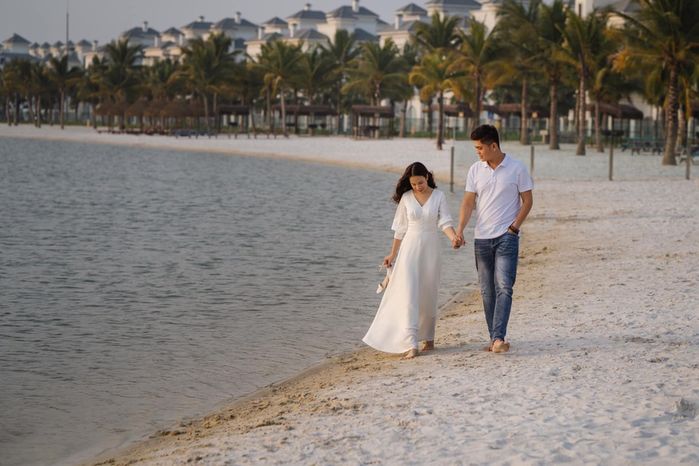 Chàng y sĩ đo thân nhiệt phát cơm sớm tối rồi cưới luôn cô gái cách ly