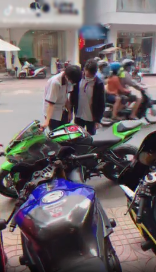 Rich kid mặc đồng phục cấp 3 đem 500 triệu tiền mặt chốt motor khủng