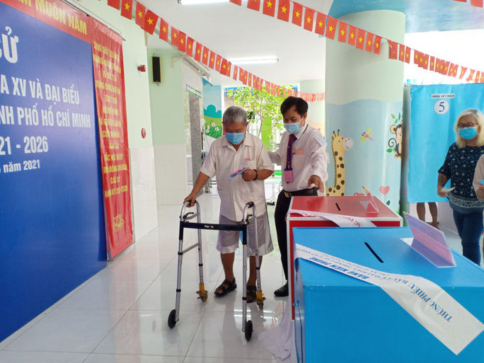 Cử tri đặc biệt: Chồng 90, vợ 85 tuổi cùng nhau đi bầu cử ở TP.HCM