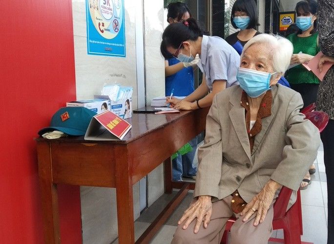 Cử tri đặc biệt: Chồng 90, vợ 85 tuổi cùng nhau đi bầu cử ở TP.HCM