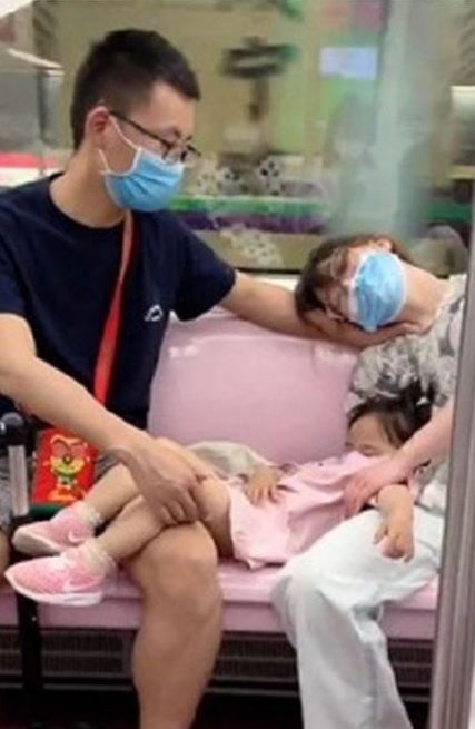Chồng kê 1 tay làm gối cho vợ, 1 tay chăm con gái, mỏi vẫn không buông
