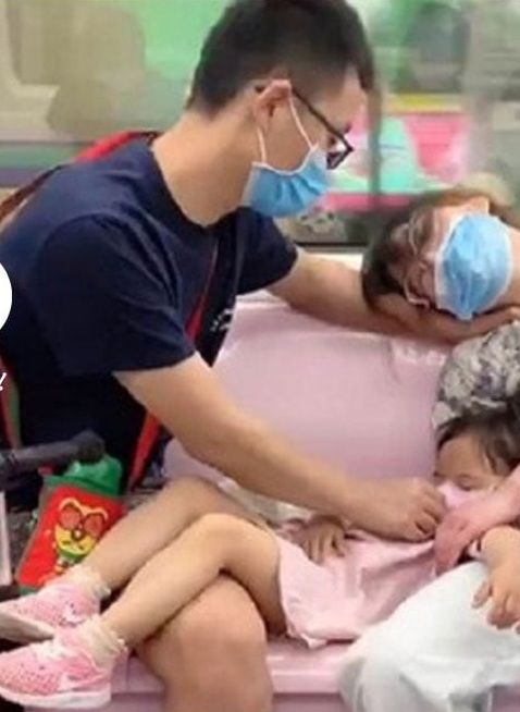Chồng kê 1 tay làm gối cho vợ, 1 tay chăm con gái, mỏi vẫn không buông