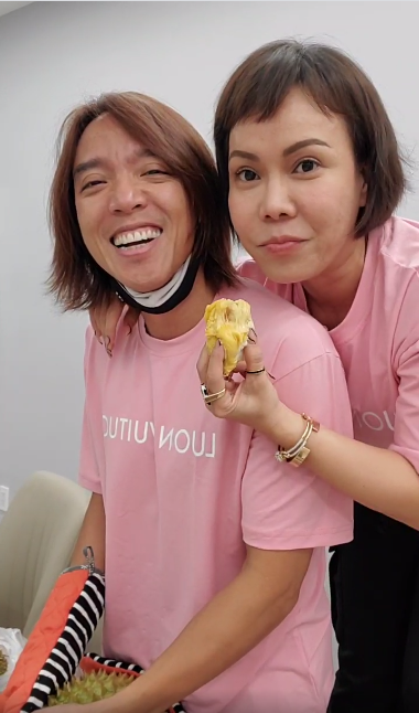 Chồng Việt Hương đeo khẩu trang nhét túi cà phê bổ sầu riêng cho vợ