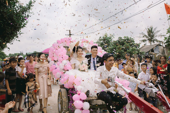 Chú rể Nghệ An chơi nổi kéo cả chục máy xúc tới đón dâu