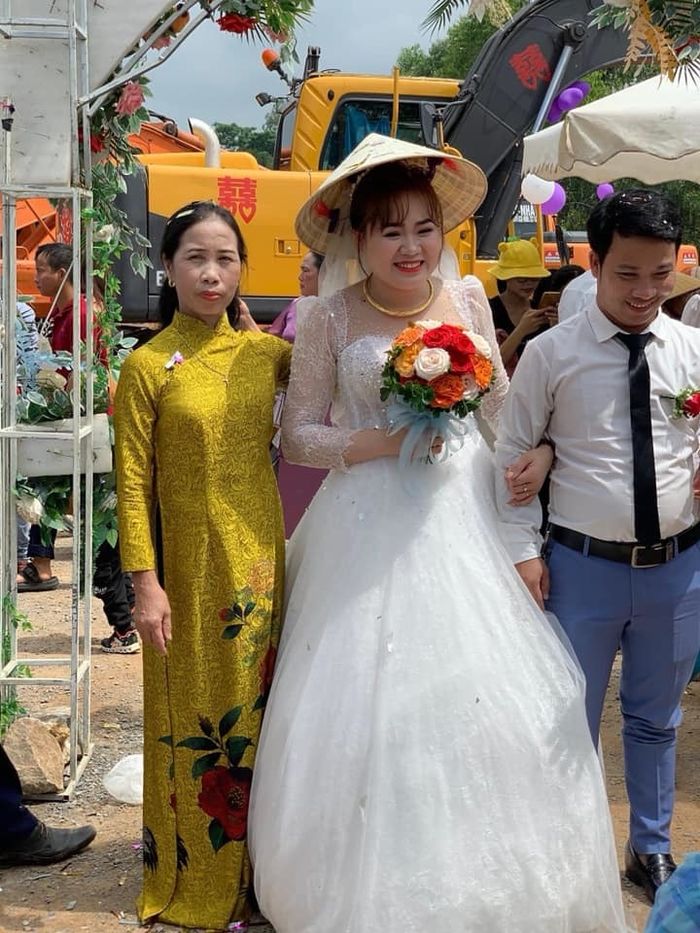 Chú rể Nghệ An chơi nổi kéo cả chục máy xúc tới đón dâu