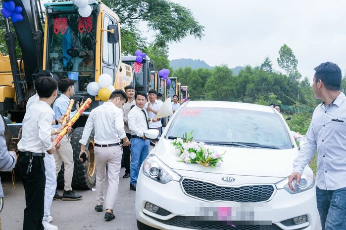 Chú rể Nghệ An chơi nổi kéo cả chục máy xúc tới đón dâu