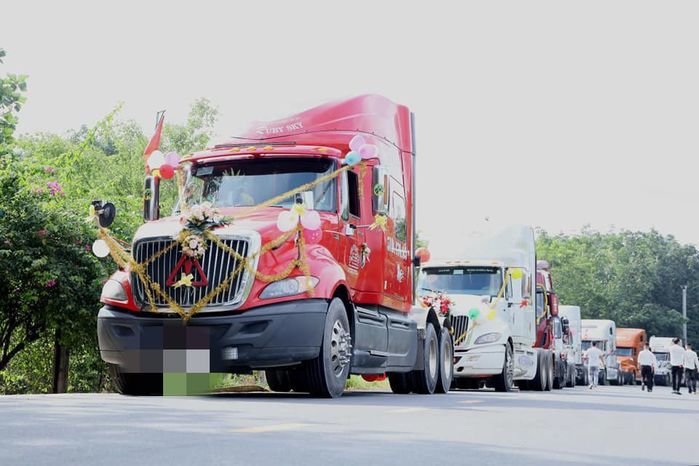 Chú rể Nghệ An chơi nổi kéo cả chục máy xúc tới đón dâu