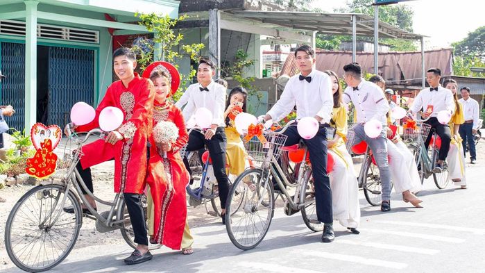 Chú rể Nghệ An chơi nổi kéo cả chục máy xúc tới đón dâu